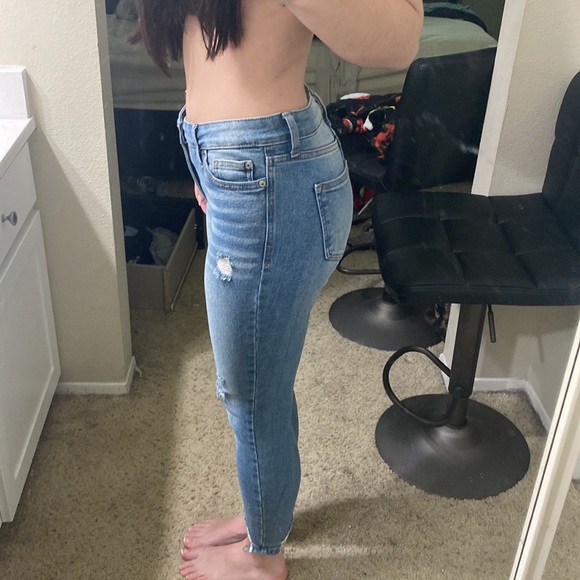 Cute light wash jeans - Picture 4 of 4